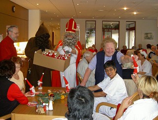 Samichlaus bringt Gaben